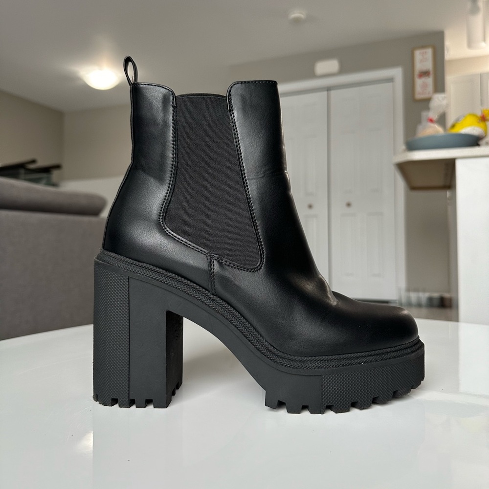 Madden Girl REZZAA Black Platform Block Heel Booties / size 10 / black